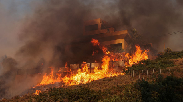 Hy Lạp nâng mức cảnh báo sau hàng loạt vụ cháy rừng - Ảnh 1.