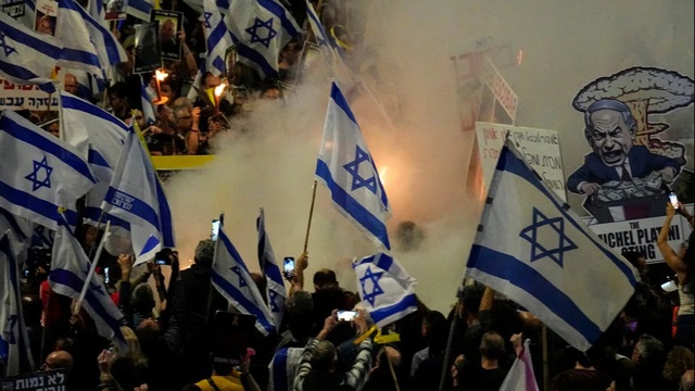 10.000 người Israel xuống đường biểu tình thúc giục Thủ tướng giải cứu con tin - Ảnh 1.