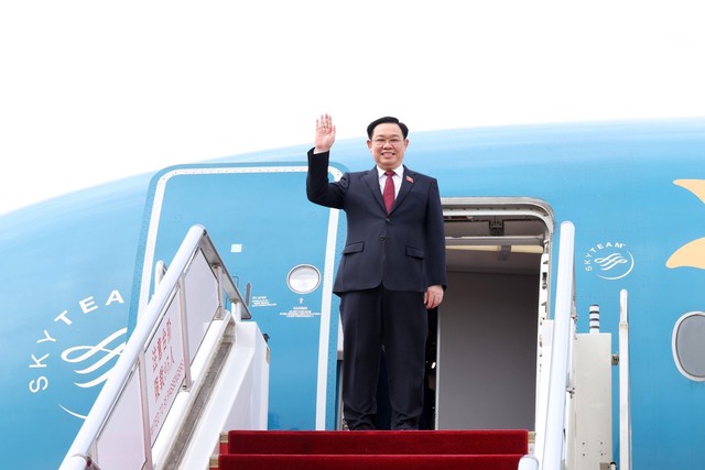 Chủ tịch Quốc hội đến Bắc Kinh, bắt đầu thăm chính thức Trung Quốc - Ảnh 1.