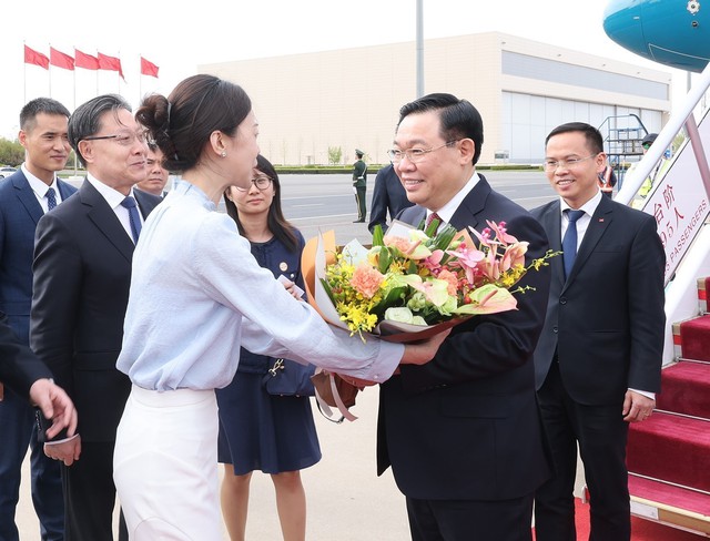 Chủ tịch Quốc hội đến Bắc Kinh, bắt đầu thăm chính thức Trung Quốc - Ảnh 4.