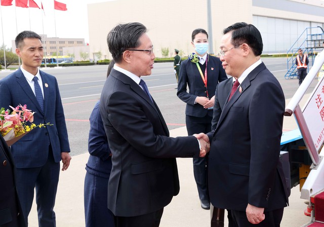 Chủ tịch Quốc hội đến Bắc Kinh, bắt đầu thăm chính thức Trung Quốc - Ảnh 2.