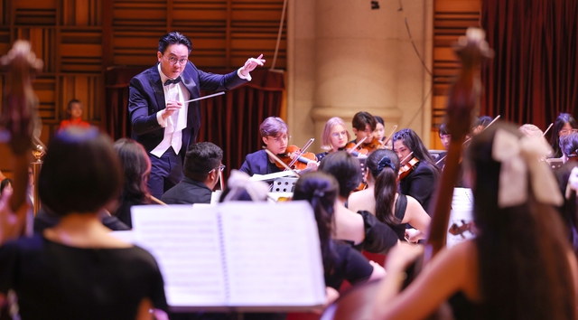 Trần Nhật Minh cùng Dàn nhạc Giao hưởng Trẻ Thế giới đưa Se chỉ luồn kim, Trống cơm lên sân khấu - Ảnh 1.