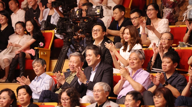 Trần Nhật Minh cùng Dàn nhạc Giao hưởng Trẻ Thế giới đưa Se chỉ luồn kim, Trống cơm lên sân khấu - Ảnh 3.