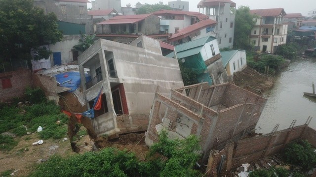 6 nhà dân ở Bắc Ninh bị sạt xuống sông Cầu - Ảnh 1.