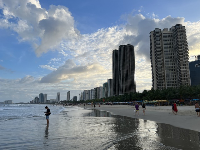 Biển Đà Nẵng được xếp hạng 10 bãi biển đẹp nhất khu vực châu Á năm 2024 - Ảnh 1.
