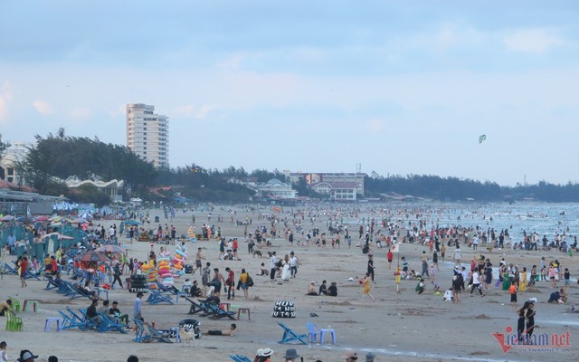 Thời tiết Nam bộ nắng nóng, nhiều du khách đổ về Vũng Tàu tắm biển - Ảnh 1.