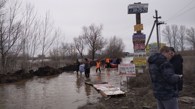 Nga ban bố tình trạng khẩn cấp liên bang về lũ lụt sau vụ vỡ đê chắn sông Ural - Ảnh 1.