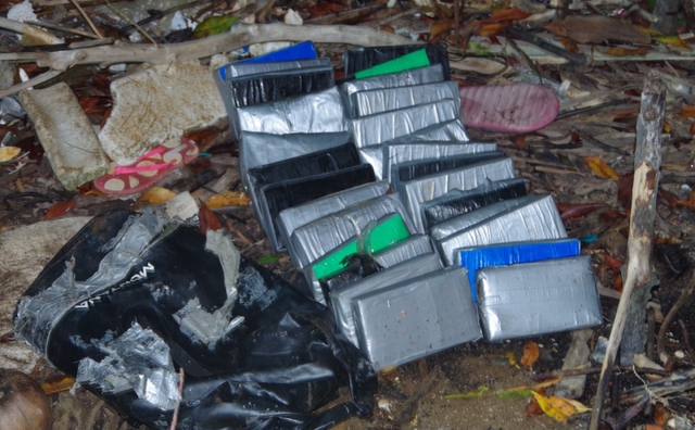 Tổng số 85 gói nilon trôi dạt vào bờ biển Gò Công đều là ma túy - Ảnh 1.