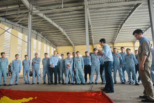 Không quân tập luyện diễu binh kỷ niệm 70 năm Chiến thắng Điện Biên Phủ - Ảnh 1.