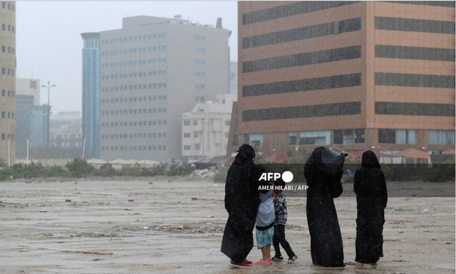Mưa lớn gây ngập lụt nghiêm trọng, Saudi Arabia đóng cửa nhiều trường học - Ảnh 2.