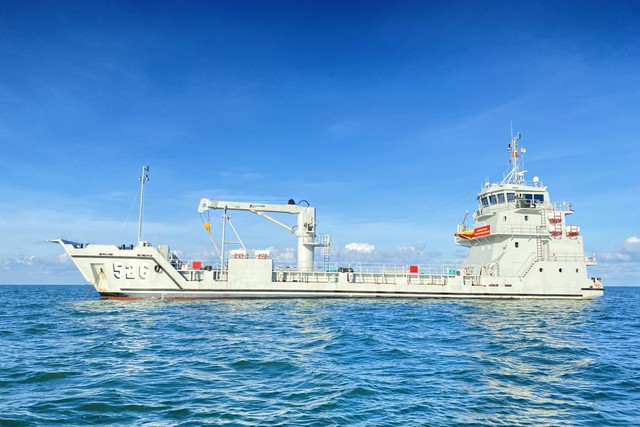 Vùng 5 Hải quân cấp nước ngọt cho người dân đảo Hòn Chuối - Ảnh 2.