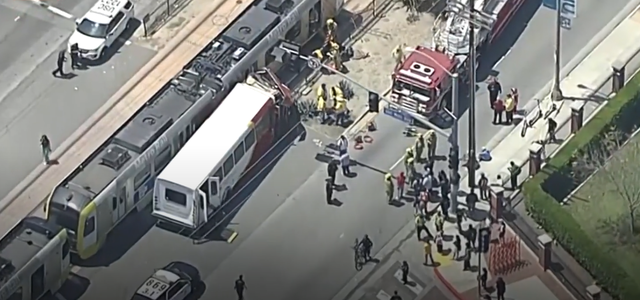 Va chạm giữa tàu điện và xe buýt ở Mỹ, ít nhất 55 người bị thương - Ảnh 1.