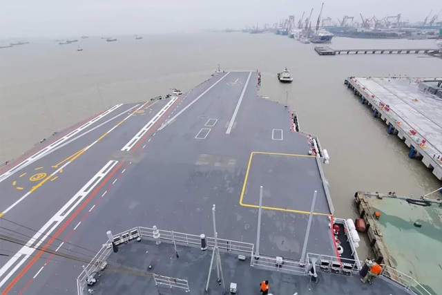 Tàu sân bay Phúc Kiến phô bày sức mạnh của Hải quân Trung Quốc - Ảnh 1.