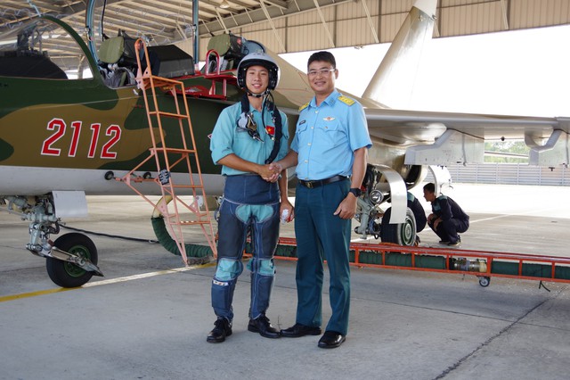 Không quân thả đơn thành công cho 2 học viên phi công Khóa 48 trên máy bay Yak-130 - Ảnh 4.