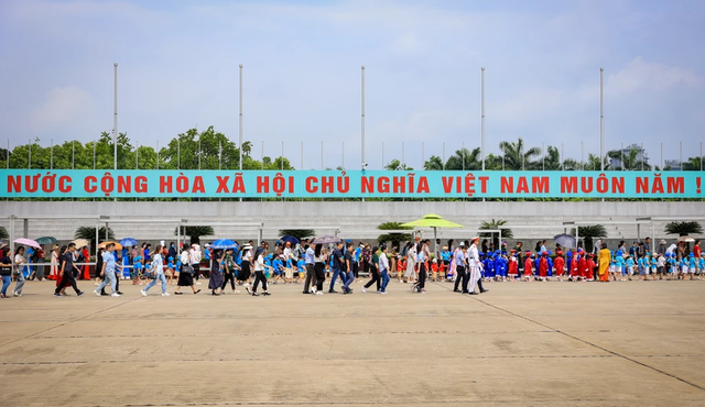 Đông đảo người dân xếp hàng vào Lăng viếng Chủ tịch Hồ Chí Minh - Ảnh 2.