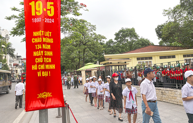 Đông đảo người dân xếp hàng vào Lăng viếng Chủ tịch Hồ Chí Minh - Ảnh 4.