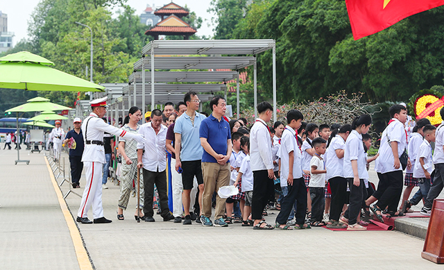 Đông đảo người dân xếp hàng vào Lăng viếng Chủ tịch Hồ Chí Minh - Ảnh 5.