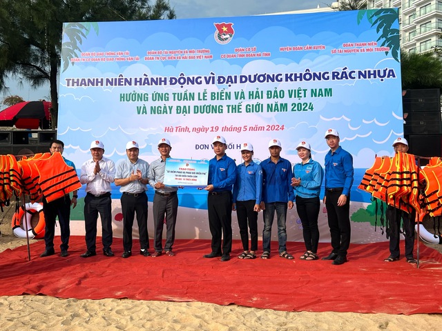 Làm sạch biển hưởng ứng Tuần lễ biển đảo Việt Nam 2024 - Ảnh 2.