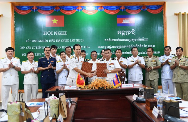 Hải quân Việt Nam-Campuchia rút kinh nghiệm tuần tra chung - Ảnh 3.