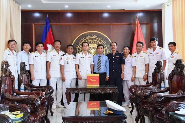 Hải quân Việt Nam-Campuchia rút kinh nghiệm tuần tra chung - Ảnh 5.