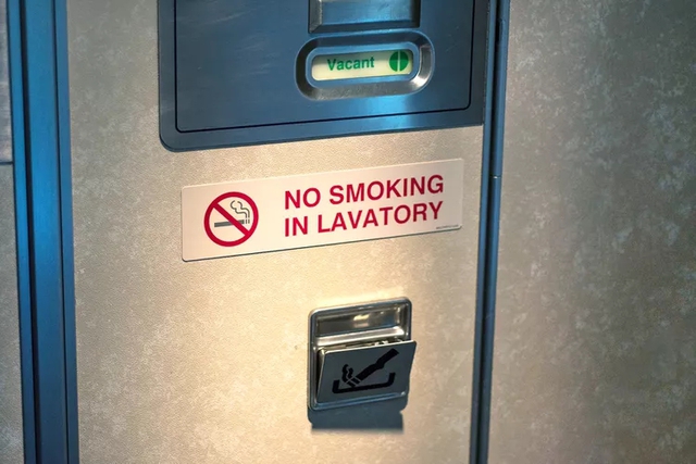 Tại sao một số máy bay vẫn trang bị gạt tàn dù cấm hút thuốc? - Ảnh 1.
