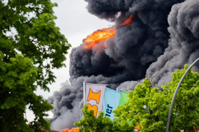 Cháy lớn tại nhà máy công nghệ kim khí, chính quyền Berlin (Đức) ban bố cảnh báo khói độc - Ảnh 1.