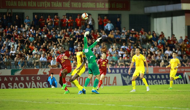 Vòng 16 V.League 2023/24 | CLB Quảng Nam giành chiến thắng trên sân khách - Ảnh 1.