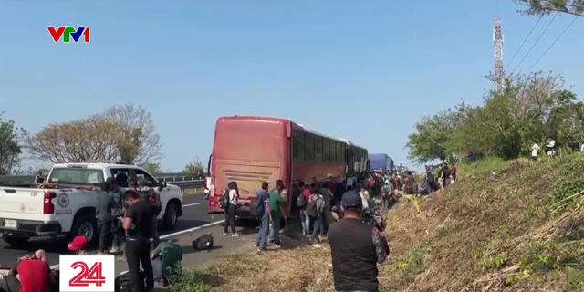 Hàng trăm người di cư bị bỏ lại trong xe ở Mexico - Ảnh 4.