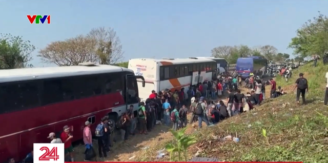 Hàng trăm người di cư bị bỏ lại trong xe ở Mexico - Ảnh 1.