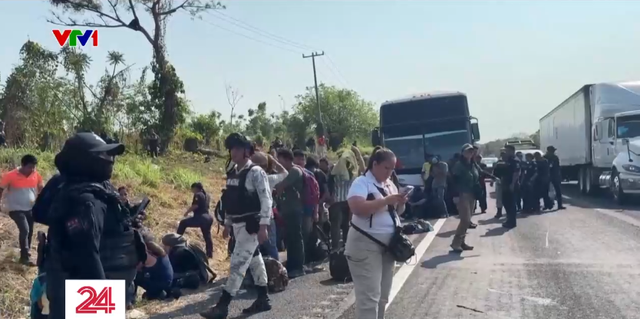 Hàng trăm người di cư bị bỏ lại trong xe ở Mexico - Ảnh 2.
