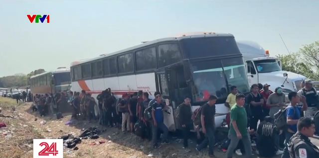 Hàng trăm người di cư bị bỏ lại trong xe ở Mexico - Ảnh 3.