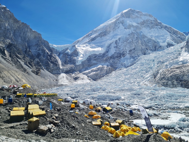 Nepal hạn chế giấy phép leo núi Everest - Ảnh 1.
