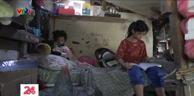 Học sinh nghèo Philippines chật vật học ở nhà giữa nắng nóng - Ảnh 2.