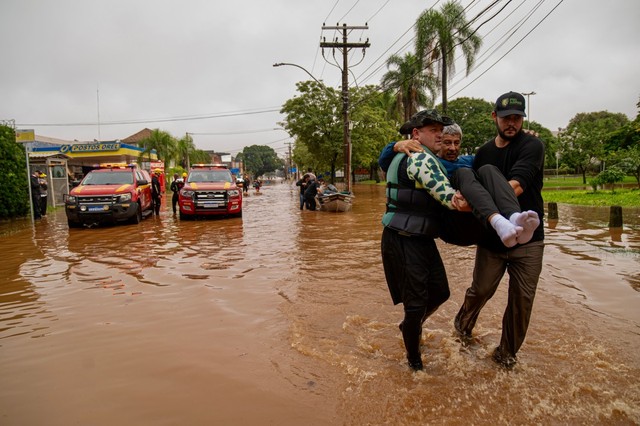 Ít nhất 57 người thiệt mạng, 70.000 người phải sơ tán do lũ lụt tại Brazil - Ảnh 1.
