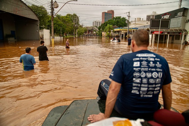 Ít nhất 57 người thiệt mạng, 70.000 người phải sơ tán do lũ lụt tại Brazil - Ảnh 2.