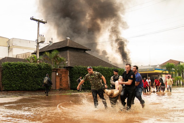 Ít nhất 57 người thiệt mạng, 70.000 người phải sơ tán do lũ lụt tại Brazil - Ảnh 3.