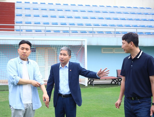 HLV Kim Sang Sik có mặt tại Hà Nội, bắt đầu hành trình cùng bóng đá Việt Nam - Ảnh 1.