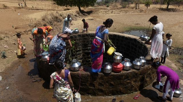Người dân Ấn Độ chật vật tìm nước giữa nắng nóng - Ảnh 1.