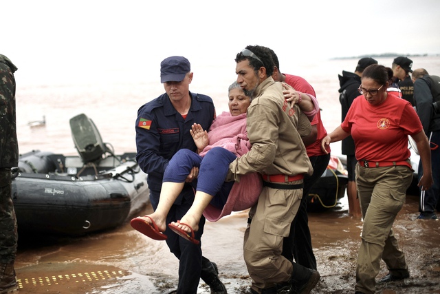 Số nạn nhân tử vong vì mưa lũ ở miền Nam Brazil tăng lên 78, nhiều người vẫn mất tích - Ảnh 1.