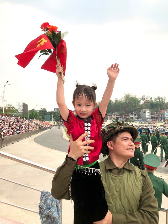 Em bé được chọn làm bé gái tượng đài ở Điện Biên Phủ bất ngờ nổi tiếng - Ảnh 2.