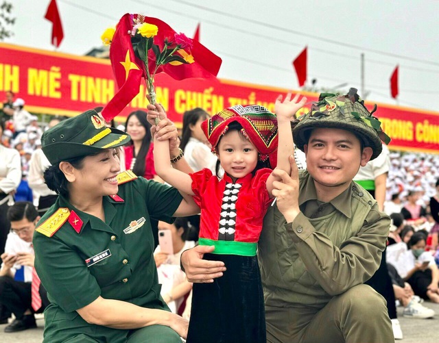 Em bé được chọn làm bé gái tượng đài ở Điện Biên Phủ bất ngờ nổi tiếng - Ảnh 1.