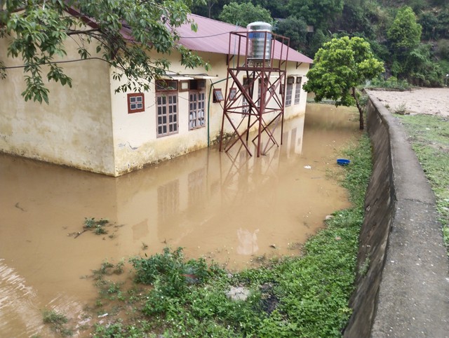 Hàng trăm học sinh ở Sơn La phải tạm nghỉ học khi trường bị ngập sâu do mưa lớn - Ảnh 2.