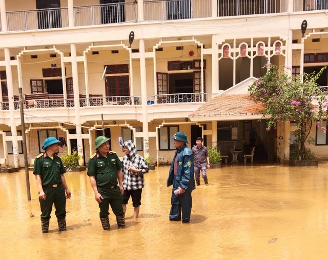 Hàng trăm học sinh ở Sơn La phải tạm nghỉ học khi trường bị ngập sâu do mưa lớn - Ảnh 3.