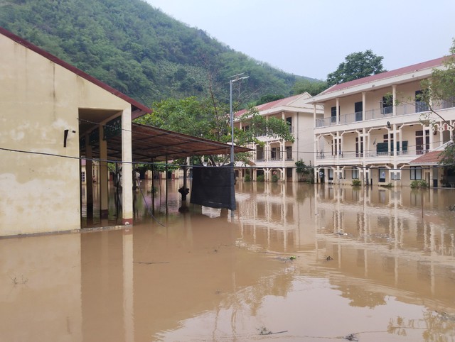 Hàng trăm học sinh ở Sơn La phải tạm nghỉ học khi trường bị ngập sâu do mưa lớn - Ảnh 1.