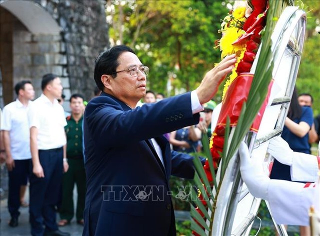 Thủ tướng Phạm Minh Chính dâng hương tại Nghĩa trang Liệt sĩ Quốc gia A1 - Ảnh 2.