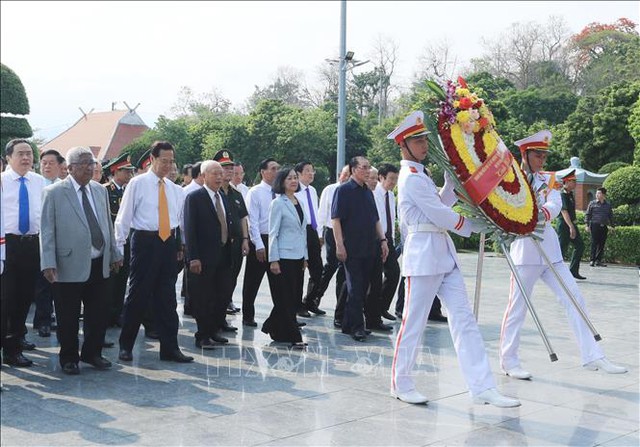 Thủ tướng Phạm Minh Chính dâng hương tại Nghĩa trang Liệt sĩ Quốc gia A1 - Ảnh 4.