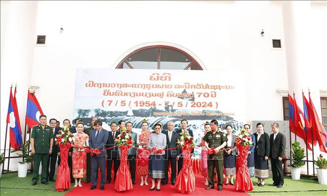 Lào khai mạc triển lãm ảnh kỷ niệm 70 năm chiến thắng Điện Biên Phủ - Ảnh 1.