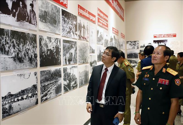 Lào khai mạc triển lãm ảnh kỷ niệm 70 năm chiến thắng Điện Biên Phủ - Ảnh 3.