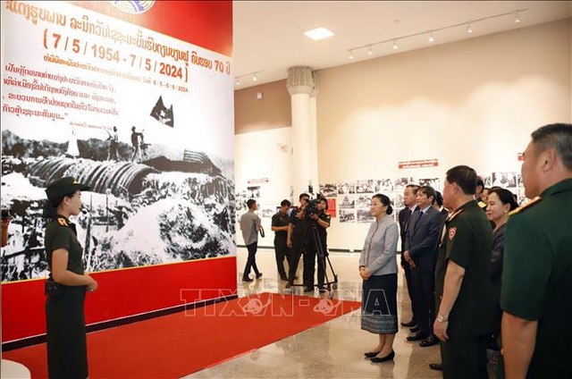 Lào khai mạc triển lãm ảnh kỷ niệm 70 năm chiến thắng Điện Biên Phủ - Ảnh 2.