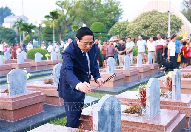 Thủ tướng Phạm Minh Chính dâng hương tại Nghĩa trang Liệt sĩ Quốc gia A1 - Ảnh 3.